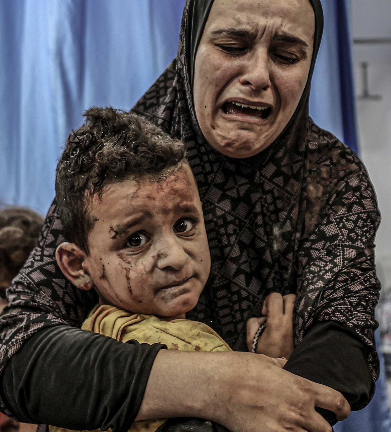 تصویر یک مادر و فرزندش در غزه که مورد جنایات رژیم صهیونیستی قرار گرفته‌اند